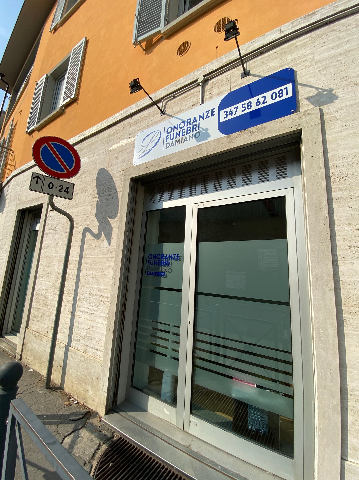 CARTELLONISTICA - INSEGNE - STRISCIONI - ROLL UP - BANDIERE