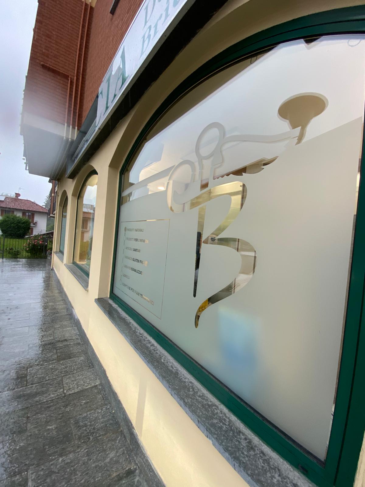 PERSONALIZZAZIONE VETRATE E VETROFANIE
