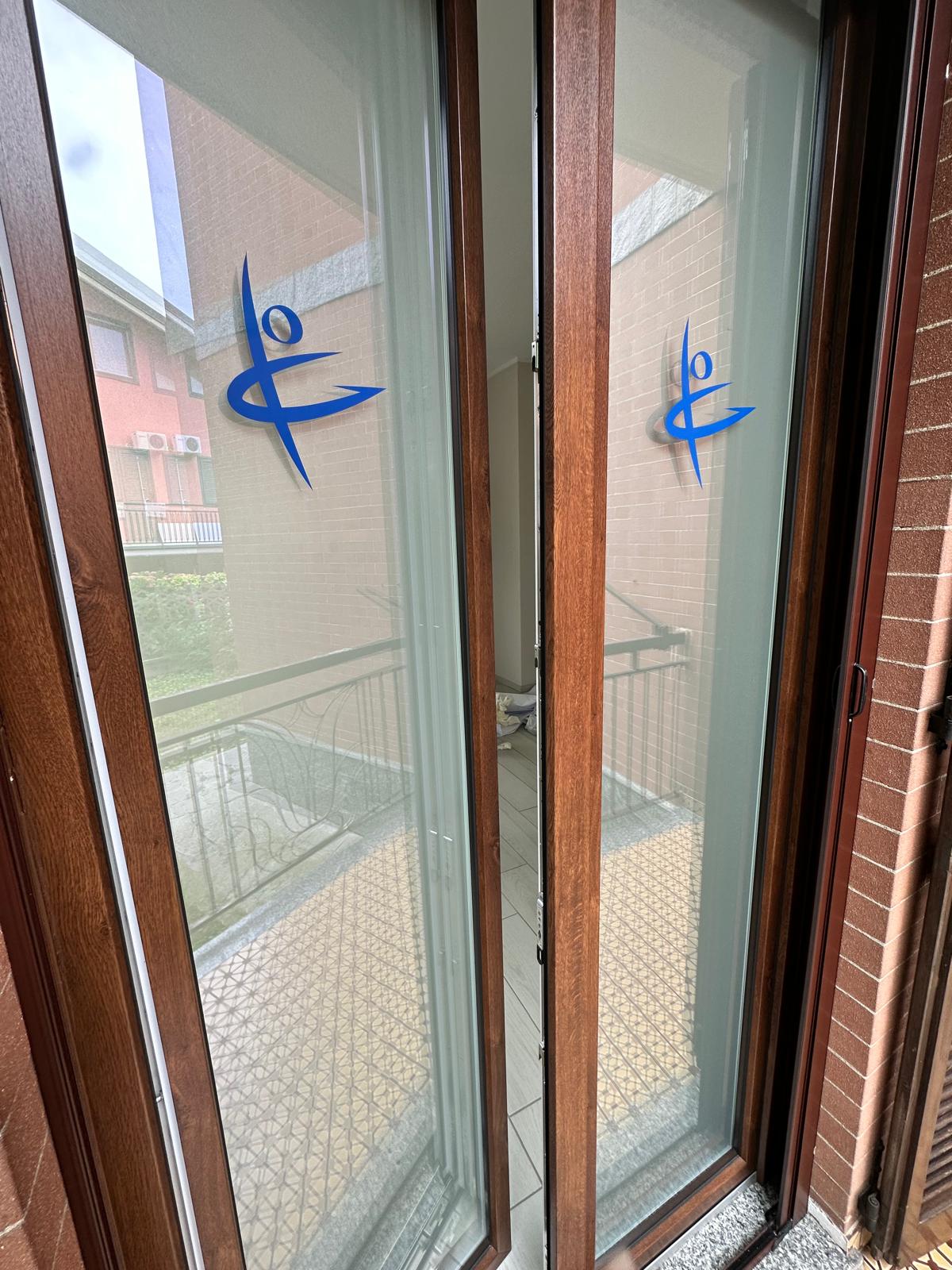 PERSONALIZZAZIONE VETRATE E VETROFANIE
