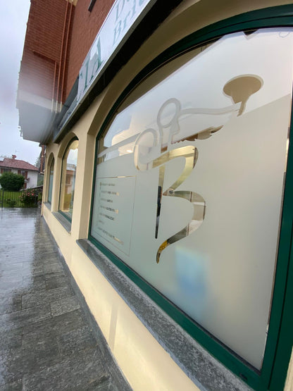 PERSONALIZZAZIONE VETRATE E VETROFANIE